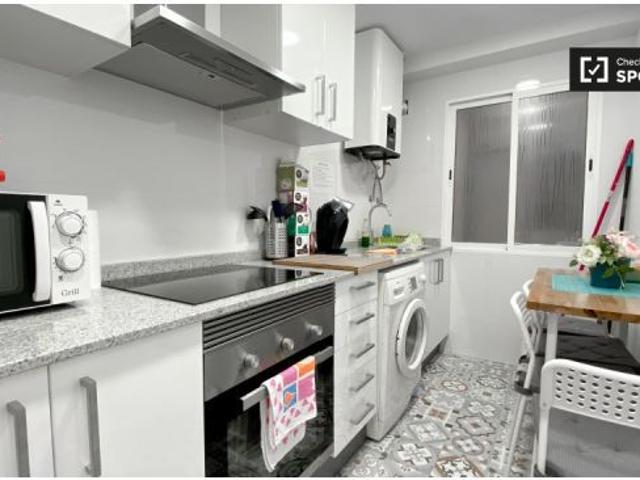 Se alquila habitación en amplio y luminoso apartamento de 4 dormitorios, El Pla del Real