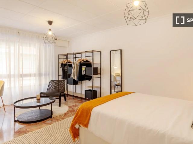 Se alquila habitación en Alicante, piso de 5 habitaciones