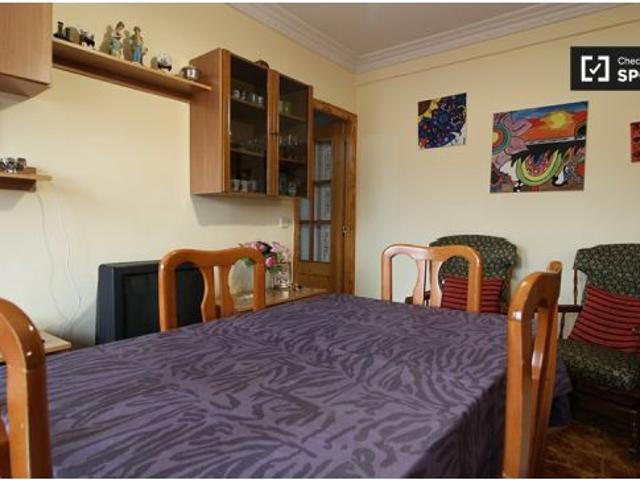Se alquila habitación en apartamento de 3 dormitorios en Usera, Madrid