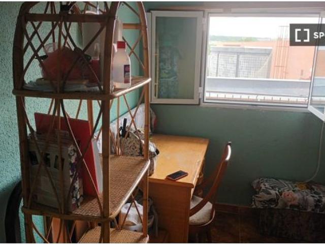 Se alquila habitación en apartamento de 3 dormitorios en Usera, Madrid