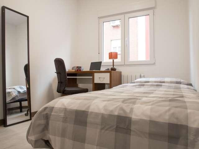 Se alquila habitación en apartamento de 3 dormitorios en Usera, Madrid