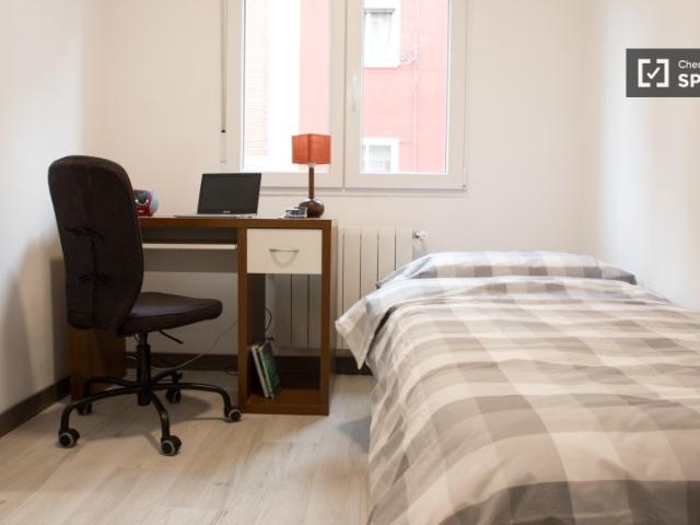 Se alquila habitación en apartamento de 3 dormitorios en Usera, Madrid