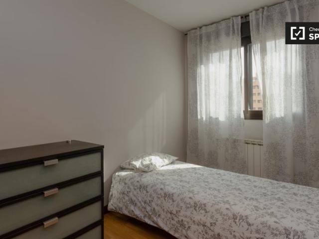 Se alquila habitación en apartamento de 3 dormitorios en Vicálvaro, Madrid