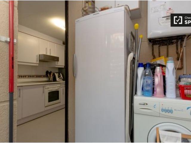 Se alquila habitación en apartamento de 3 dormitorios en Vicálvaro, Madrid