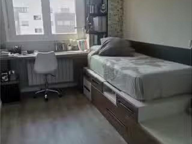 Se alquila habitación en apartamento de 3 dormitorios en Villa.