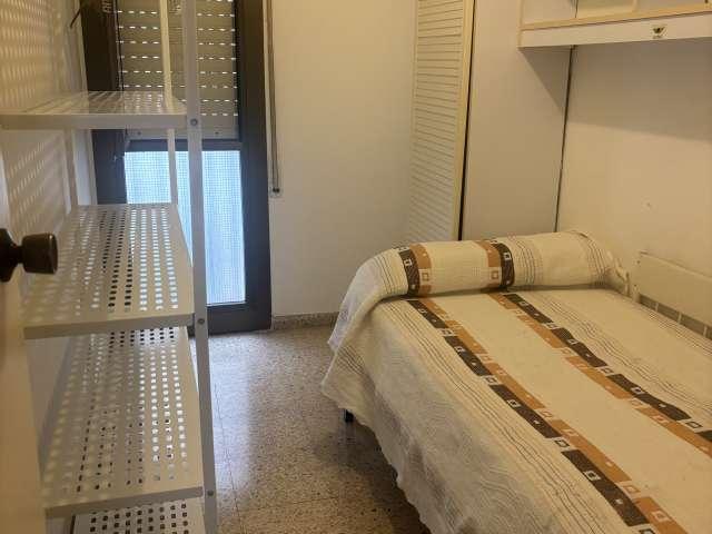 Se alquila habitación en apartamento de 3 dormitorios en Badalona