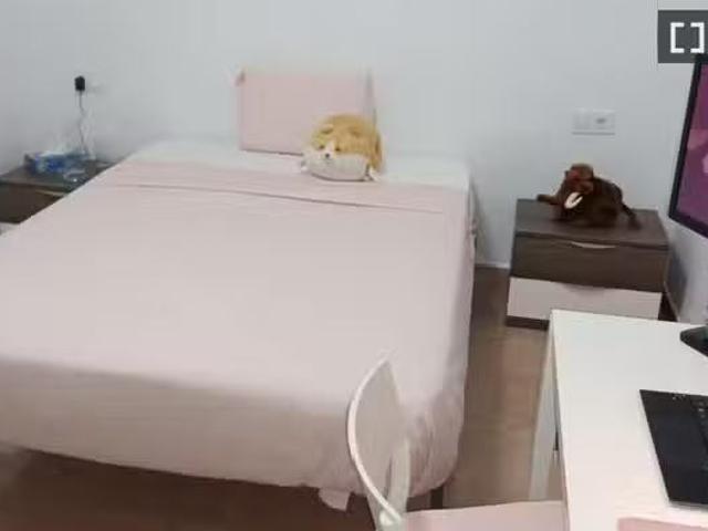 Se alquila habitación en apartamento de 3 dormitorios en Barce.