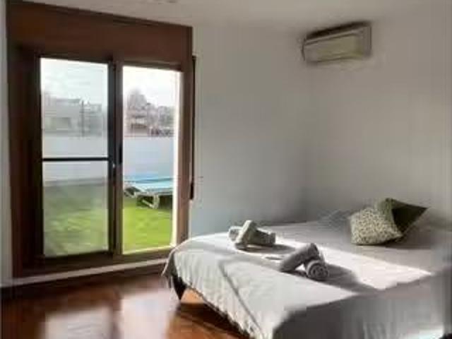 Se alquila habitación en apartamento de 3 dormitorios en Barce.