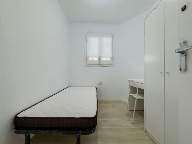 Se alquila habitación en apartamento de 3 dormitorios en Barcelona