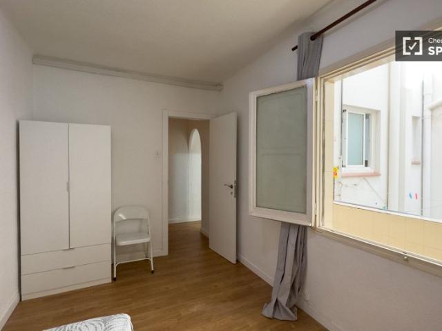 Se alquila habitación en apartamento de 3 dormitorios en Barcelona