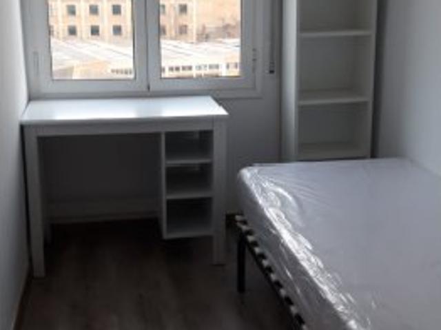 Se alquila habitación en apartamento de 3 dormitorios en Barcelona