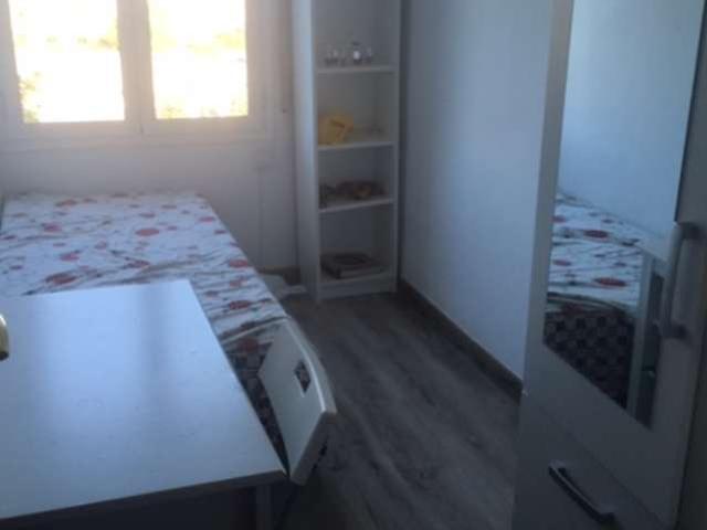 Se alquila habitación en apartamento de 3 dormitorios en Barcelona
