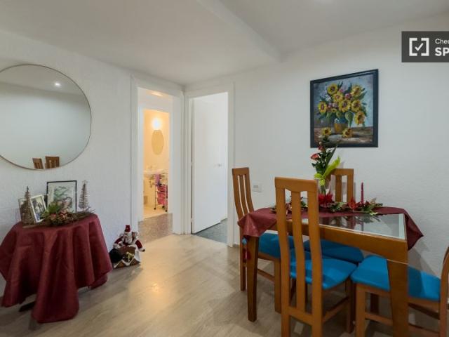 Se alquila habitación en apartamento de 3 dormitorios en Barcelona