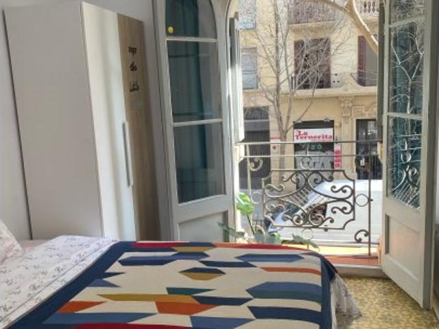Se alquila habitación en apartamento de 3 dormitorios en Barcelona