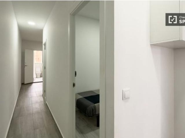 Se alquila habitación en apartamento de 3 dormitorios en Barcelona