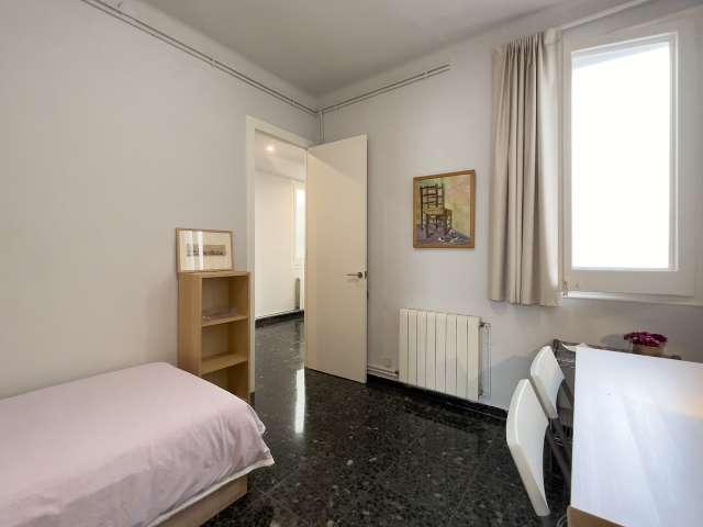 Se alquila habitación en apartamento de 3 dormitorios en Barcelona
