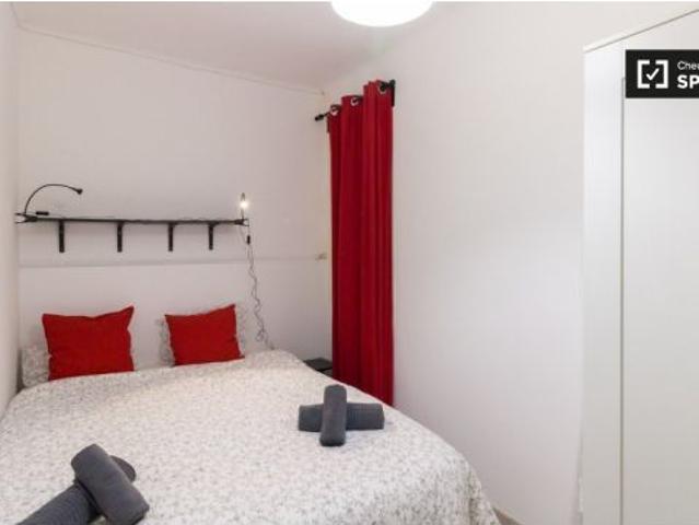 Se alquila habitación en apartamento de 3 dormitorios en Barcelona