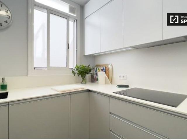 Se alquila habitación en apartamento de 3 dormitorios en Barcelona