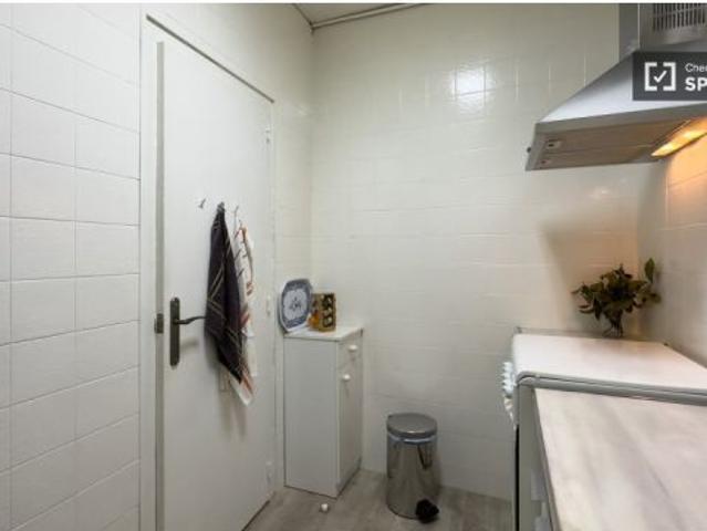 Se alquila habitación en apartamento de 3 dormitorios en Barcelona