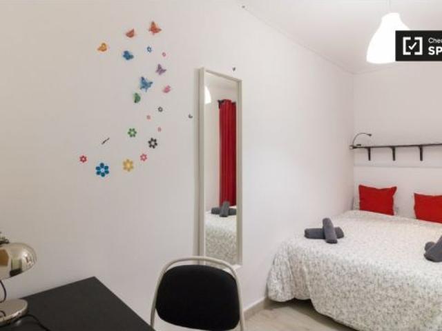 Se alquila habitación en apartamento de 3 dormitorios en Barcelona