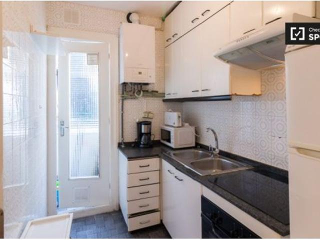 Se alquila habitación en apartamento de 3 dormitorios en Barcelona