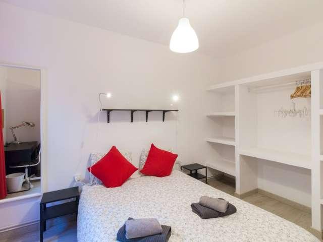 Se alquila habitación en apartamento de 3 dormitorios en Barcelona