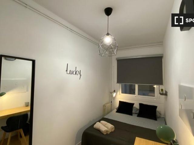 Se alquila habitación en apartamento de 3 dormitorios en Barcelona