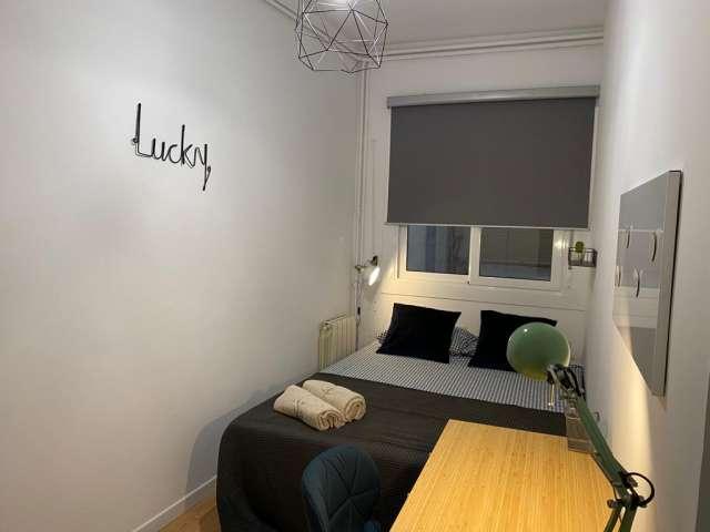 Se alquila habitación en apartamento de 3 dormitorios en Barcelona