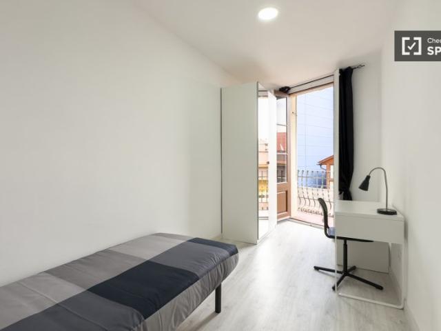 Se alquila habitación en apartamento de 3 dormitorios en Barcelona