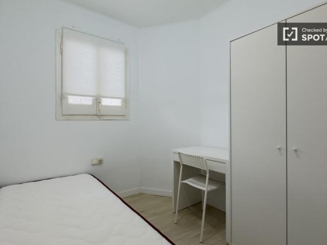 Se alquila habitación en apartamento de 3 dormitorios en Barcelona