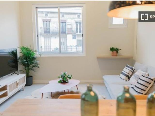 Se alquila habitación en apartamento de 3 dormitorios en Barcelona