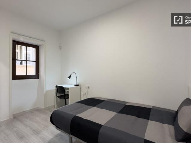 Se alquila habitación en apartamento de 3 dormitorios en Barcelona