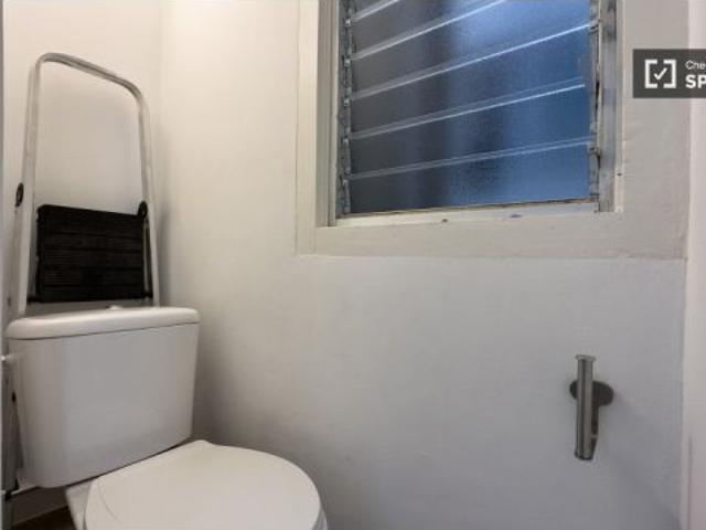 Se alquila habitación en apartamento de 3 dormitorios en Barcelona