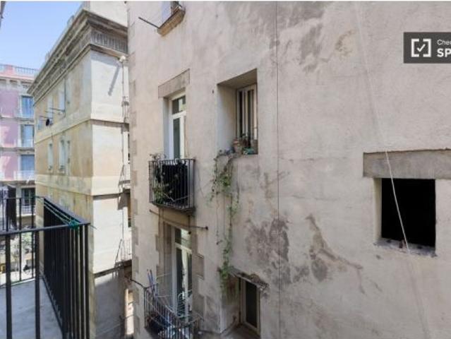 Se alquila habitación en apartamento de 3 dormitorios en Barcelona