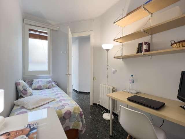 Se alquila habitación en apartamento de 3 dormitorios en Barcelona