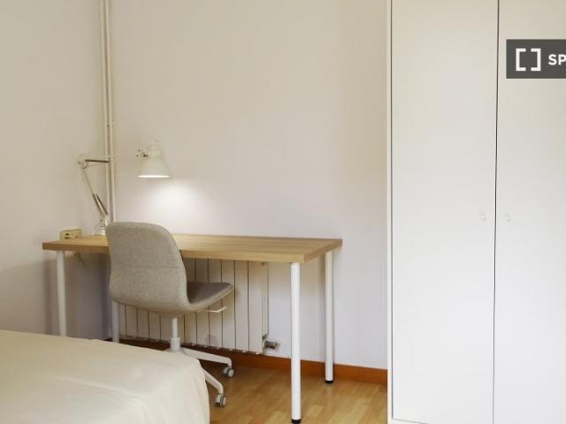 Se alquila habitación en apartamento de 3 dormitorios en Barcelona