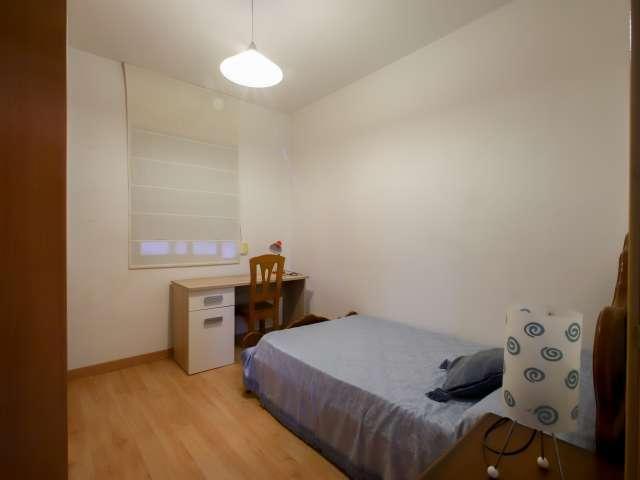 Se alquila habitación en apartamento de 3 dormitorios en Camins al Grau