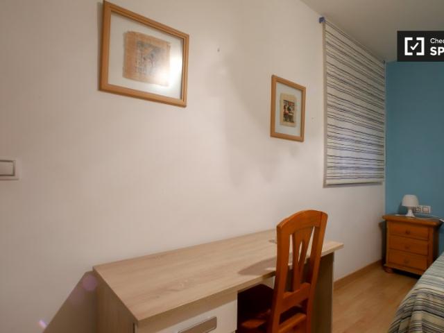 Se alquila habitación en apartamento de 3 dormitorios en Camins al Grau