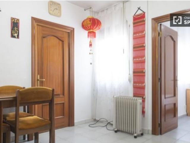Se alquila habitación en apartamento de 3 dormitorios en Carabanchel