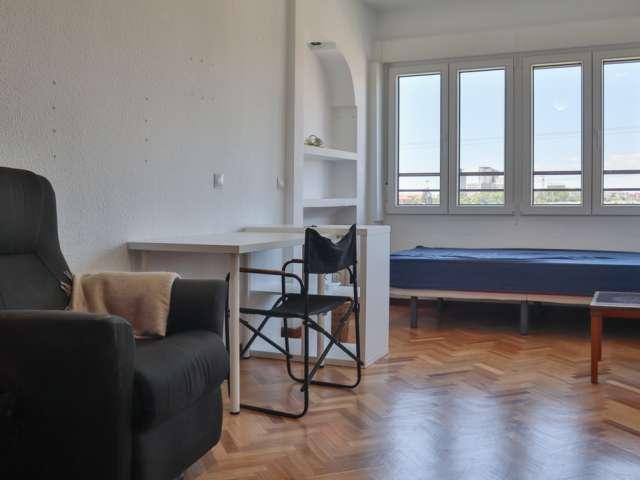 Se alquila habitación en apartamento de 3 dormitorios en Chamartín, Madrid
