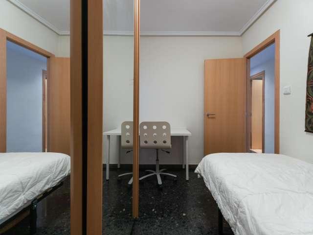 Se alquila habitación en apartamento de 3 dormitorios en Extramurs, Valencia