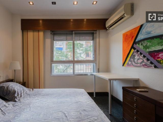 Se alquila habitación en apartamento de 3 dormitorios en Extramurs, Valencia