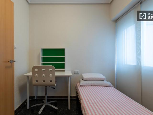Se alquila habitación en apartamento de 3 dormitorios en Extramurs, Valencia