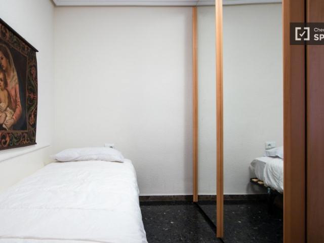 Se alquila habitación en apartamento de 3 dormitorios en Extramurs, Valencia