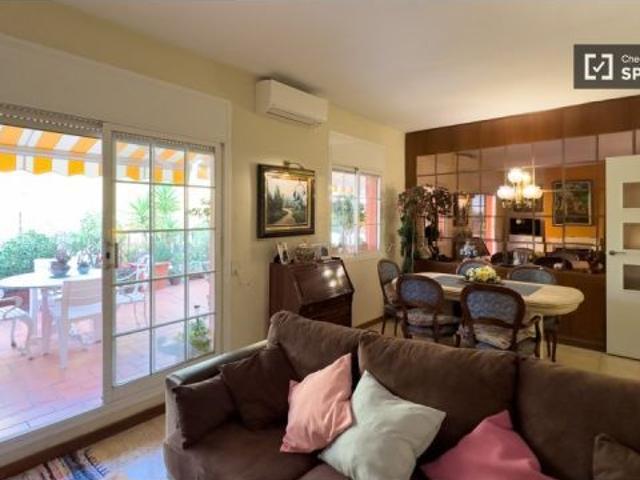 Se alquila habitación en apartamento de 3 dormitorios en Gràcia