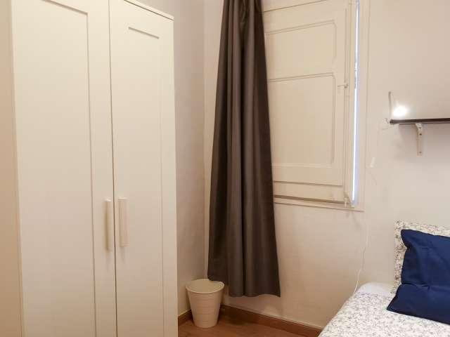 Se alquila habitación en apartamento de 3 dormitorios en L'Hospitalet