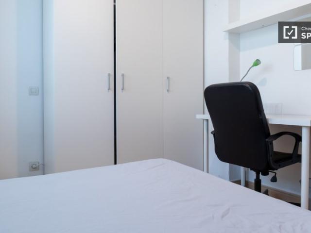 Se alquila habitación en apartamento de 3 dormitorios en Madrid