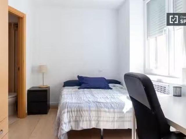 Se alquila habitación en apartamento de 3 dormitorios en Madrid