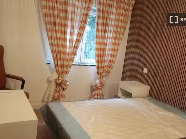 Se alquila habitación en apartamento de 3 dormitorios en Madrid