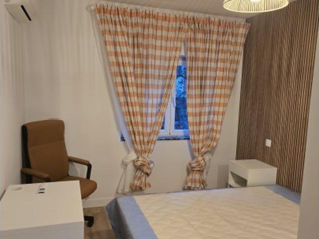Se alquila habitación en apartamento de 3 dormitorios en Madrid